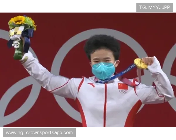 侯志慧赛前啃鸡腿，领奖台指甲油还没干